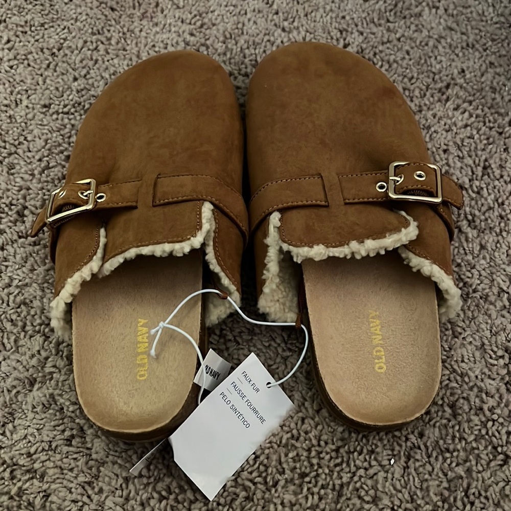 Womens 9.5 Old Navy faux fur clogs